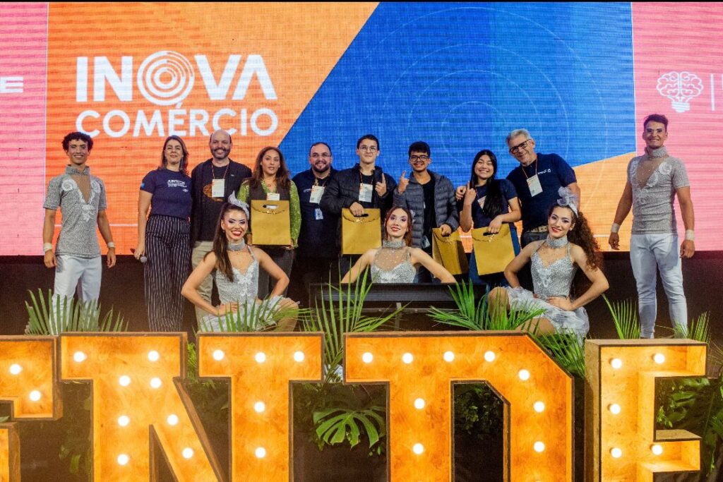 Da direia p/ esquerda: Nelson Bizoto, presidente do Sidemprensarial Campo Mourão e Região e 1º Tesoureiro da Fecomércio PR; Reginaldo Inácio Coelho, gerente executivo do Senac Campo Mourão; Wendell Gussoni, gerente da Regional Noroeste do Sebrae PR; Érica Sanches, gestora de projetos para Comércio e Serviços da Regional Noroeste do Sebrae/PR; e equipe vencedora.